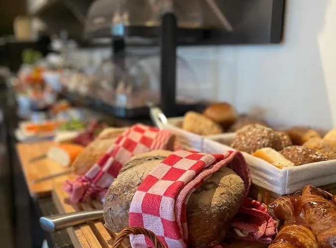 Отель Hof - & 3*